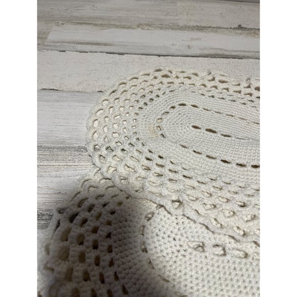 Set of four white crocheted placemats. - Picture 5 of 6